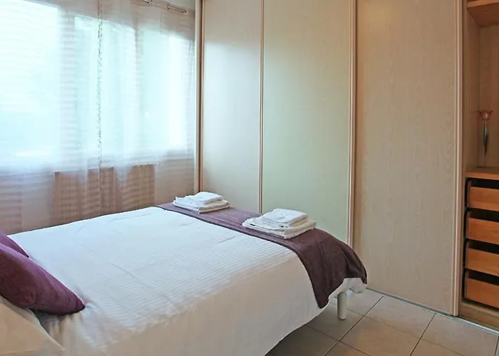 Superb Contemporary 2 Bed +private Pool *